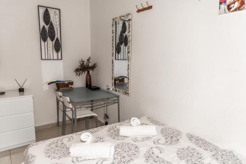 埃拉特סטודיו ליה - studio lia eilat的一间卧室配有一张床、一张书桌和一面镜子