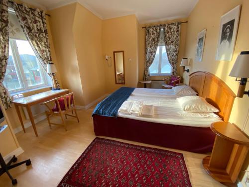 孙讷布罗必嘎斯吉瓦尔嘉德酒店的一间卧室配有一张大床和一张书桌