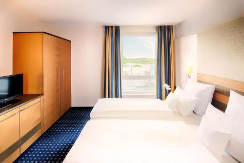 韦塞尔维塞尔迎宾酒店的酒店客房设有两张床和窗户。