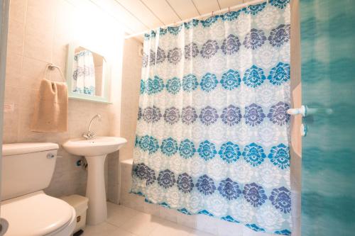 普罗塔拉斯DebbieXenia Hotel Apartments的一间带卫生间和淋浴帘的浴室