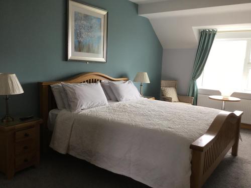 杜林亚特兰大景色酒店的一间卧室配有一张带白色床单的床和一扇窗户。