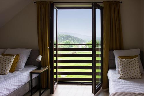 瓦多维采Barwald Hills的一间带两张床的卧室和一个大玻璃门