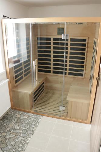 卢捷拿纳德德斯努Apartmány u Beka的浴室里设有玻璃门淋浴