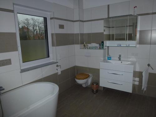 波茨坦费瑞娜阿瑟安德尔乌博利特兹度假屋的白色的浴室设有卫生间和水槽。