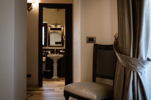 切法卢Donna Carolina Luxury rooms的一间带水槽和镜子的浴室