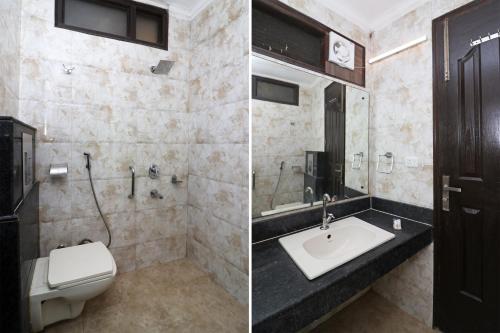 孟买Hotel Delight的浴室的两张照片,配有卫生间和水槽