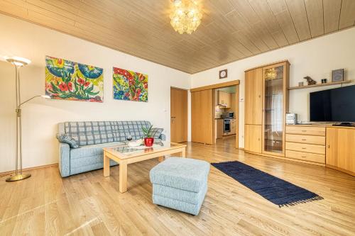 塔亚河畔魏德霍芬陶富纳顶级公寓的客厅配有沙发和桌子