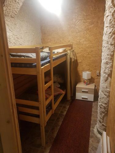 塔林Hostel P33的洞穴内带两张双层床的客房