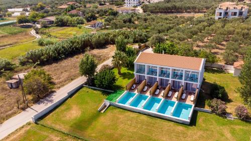 基普塞利Belussi Exclusive Suites的享有带游泳池的房屋的空中景致