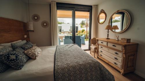 格罗韦Casa Playa Lavaxeira的一间卧室配有一张床、梳妆台和镜子