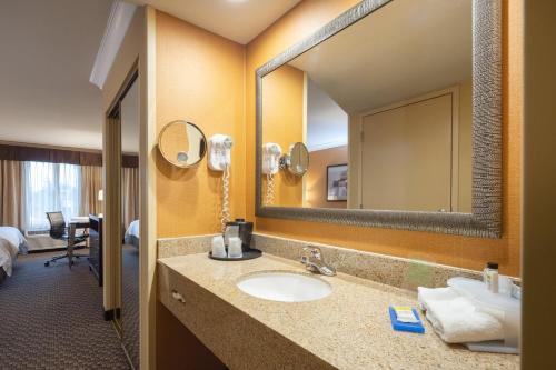 Holiday Inn Express Castro Valley的一间浴室