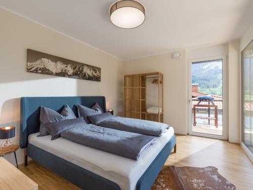 布利克森塔勒Appartment am Sonnberg的一间卧室配有一张蓝色床头板的床