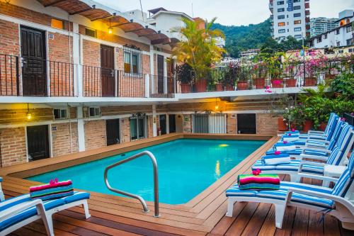 巴亚尔塔港波萨达德罗杰酒店的一个带躺椅的游泳池
