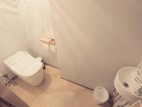 丰冈市KINOSAKI KNOT - Vacation STAY 83611的浴室配有白色卫生间和盥洗盆。