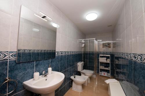 戈梅拉岛圣塞瓦斯蒂安Miramar 1的浴室设有2个卫生间和水槽