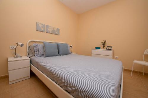 戈梅拉岛圣塞瓦斯蒂安Miramar 1的一间卧室配有一张带蓝色枕头的大床