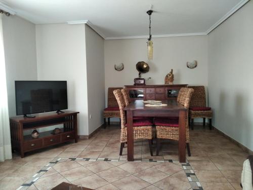 布龙查莱斯apartamento lahuerta的客厅配有桌子和电视