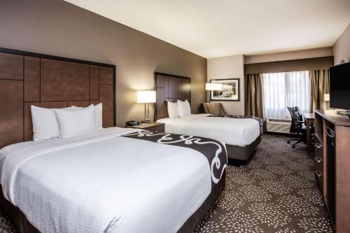 斯波坎斯波坎北拉昆塔套房酒店的酒店客房配有两张床和一张书桌