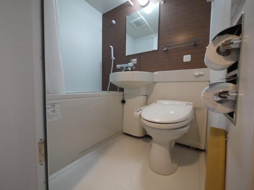 二本松Hotel Route-Inn Nihonmatsu的一间带卫生间和水槽的小浴室