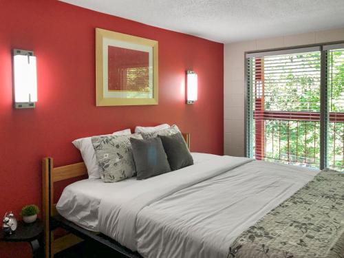 加特林堡Gatlinburg View Lodge的红色的卧室设有床和窗户