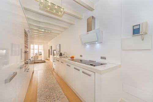 马略卡岛帕尔马Catany - Casa familiar的白色的厨房配有白色橱柜和水槽