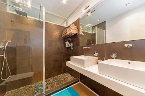 马略卡岛帕尔马Catany - Casa familiar的一间带水槽和淋浴的浴室