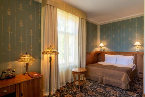 库雷萨雷埃克斯帕雷精品酒店的一间卧室设有床铺和一个带绿色墙壁的窗户。