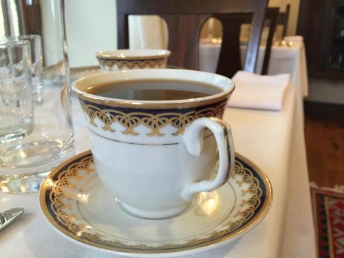 罗切斯特达特茅斯住宿加早餐旅馆的桌上的盘子上一杯咖啡
