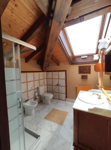 OgarrioPosada La Casa de Lastras的一间带两个卫生间和天窗的浴室