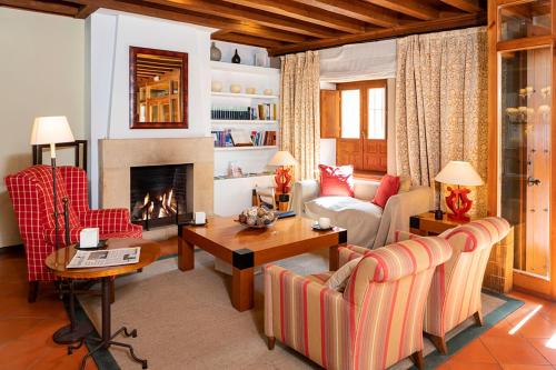 佩德拉萨豪斯佩德里亚圣多明各酒店的带沙发和壁炉的客厅