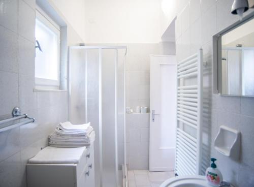 莱万托Villa Mori的白色的浴室设有卫生间和水槽。