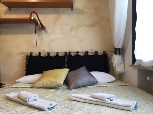 塞拉瓦莱皮斯托耶塞CASA Lux的一张带两个枕头的床和毛巾