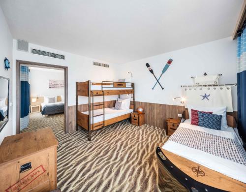 塞斯铁利斯布拉格阿克帕拉斯酒店的一间卧室配有两张床和一张双层床。
