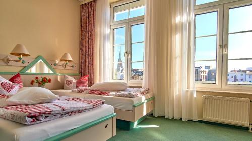 什未林艾玛扎特拜耳酒店的带2扇窗户的客房内的2张床