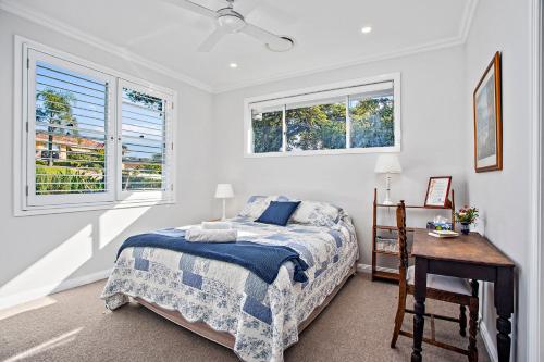 科夫斯港Jetty Splendour Guest Bedroom with Bathroom en-suite B'nB的卧室配有床、桌子和窗户。