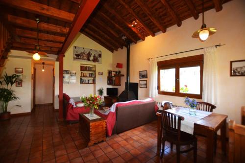 Barajas de GredosCasa del Altozano的客厅配有桌子和沙发
