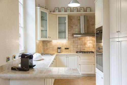 吉法Luxury Villa - Beach & Swimming Pool的厨房配有白色橱柜和台面