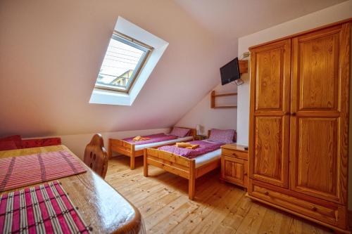 Mikulčice优科斯泰拉旅馆的小房间设有两张床和窗户