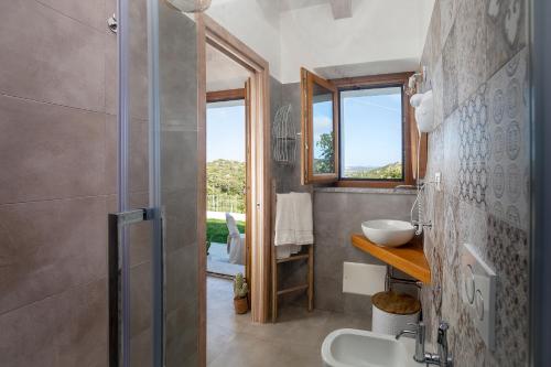 圣特雷莎加卢拉La casa di Memmi Suites & Rooms的带淋浴、盥洗盆和镜子的浴室