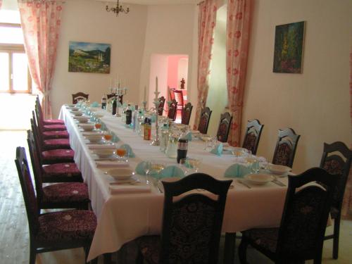 Krompachy卡斯缇尔比拉达玛赛纳瑞缇尔酒店的一张长桌子,房间配有椅子和桌子