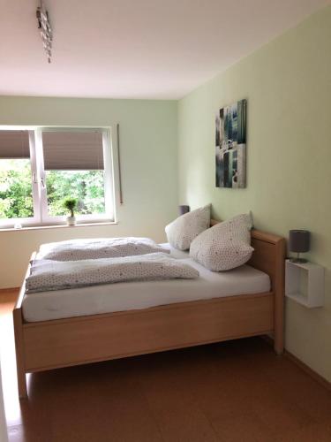 科赫姆Ferienwohnung Zenzen的一间卧室设有一张大床和两个窗户