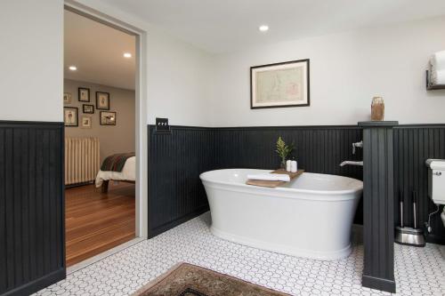 大巴灵顿Granville House的一间带浴缸的浴室
