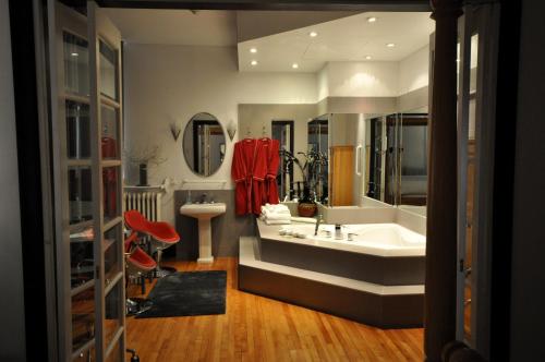 渥太华瑞士酒店的带浴缸和盥洗盆的大浴室