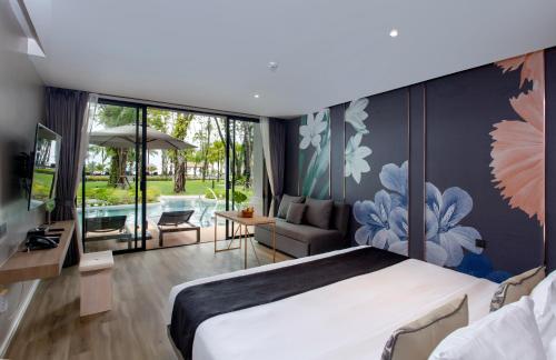 蔻立​考拉拉弗洛拉度假酒店的一间带大床的卧室和一间客厅