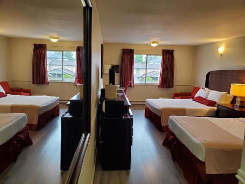 阿伯茨福德阿伯茨福德旅馆的酒店客房设有两张床和电视。