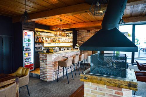 马达伯乐斯拉夫Pension 1310的一间设有带壁炉的酒吧的餐厅