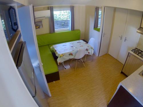 维克拉加尔迪奥勒L europe的小房间设有桌子和绿色沙发