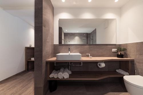 科尔皮缇亚Hotel Berghang的一间带水槽和镜子的浴室