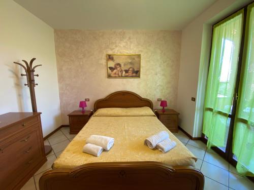 普埃尼亚戈诺娜塞西莉亚住宿加早餐旅馆的一间卧室配有一张床,上面有两条毛巾