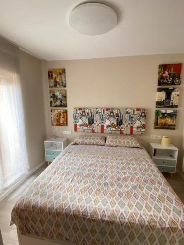 苏埃卡La casa del perelló的一间卧室配有一张带被子的床